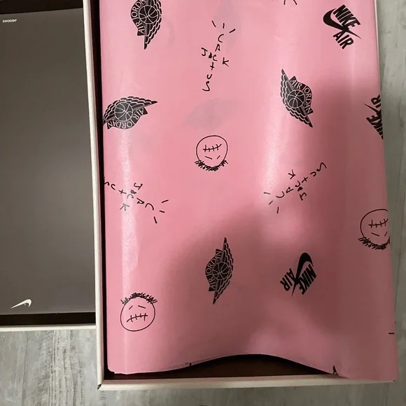 NIKE: Travis Scott x Air Jordan 1 Low "Canary" W8/M 6.5 - Picture 2 of 4